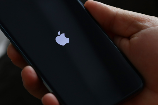 Apple sfida ChatGPT e Gemini: nasce AKI, l’assistente IA che rivoluzionerà Siri e le app Apple